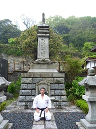 En la tumba de Sensei Funakoshi, rindiendo su respeto.